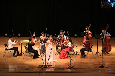 大成国中弦乐团在埔里镇艺文中心的演出。（大成国中提供）